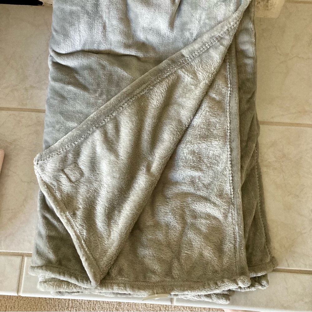 NWT Kate Spade New York oversized twin size fleece blanket in medium gray - Picture 5 of 7